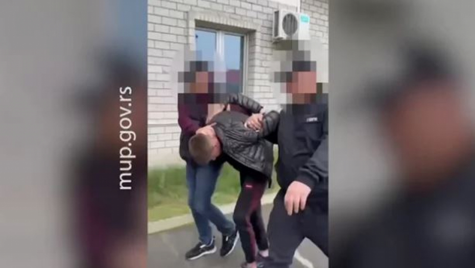 POGLEDAJTE KAKO JE UHAPŠEN MLADIĆ V.M. (19): Držao arsenal oružja u garaži na Novom beogradu (VIDEO)