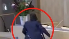 KAMERA SNIMILA SKANDAL U PARLAMENTU! "MARIJA JE ISTRČALA IZ SALE" Ministarsku gađali vrećom punom paradajza, oglasio se se premijer Švedske (VIDEO)