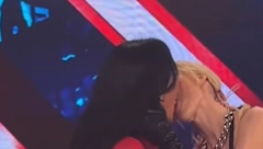 STRASNI POLJUPCI TRANSRODNE ELEKTRE I DENIZ DEJM! Dodirivale se usred esmije, ovo niko nije očekivao, javnost zgrožena!