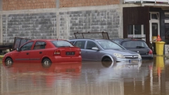 NAJMANJE 14 OSOBA POGINULO U POPLAVAMA Kuće se nalaze pod vodom, bujica nosi sve pred sobom (FOTO/VIDEO)