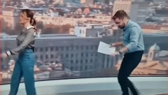 NEVIĐENI PEH U EMISIJI UŽIVO! Voditelj umalo pao na glavu, evo šta se desilo