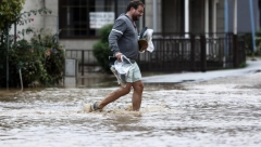 VODA ODVLAČILA AUTOMOBILE U MORE: Sicilija pogođena poplavama (VIDEO)