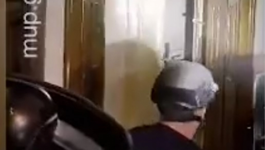 "VLADIMIRE, BACI SEKIRU!" Snimak hapšenja na Vračaru, nasrnuo na policiju iz mračnog hodnika (VIDEO)