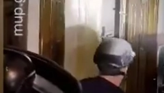 "VLADIMIRE, BACI SEKIRU!" Snimak hapšenja na Vračaru, nasrnuo na policiju iz mračnog hodnika (VIDEO)