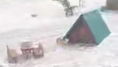 VODOPAD SKAKAVICA ODSEKAO PRILAZ SELU: Voda nosi pomoćne objekte, hranu, drva… (VIDEO)