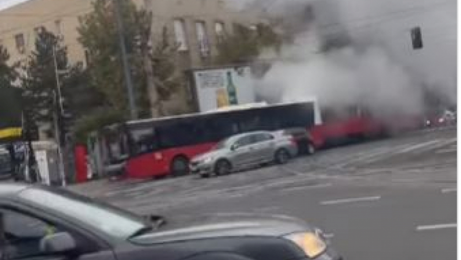 OPŠTI HAOS KOD VUKOVOG SPOMENIKA! Sudar više vozila, gusti dim se širi svuda!