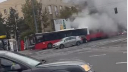 OPŠTI HAOS KOD VUKOVOG SPOMENIKA! Sudar više vozila, gusti dim se širi svuda!