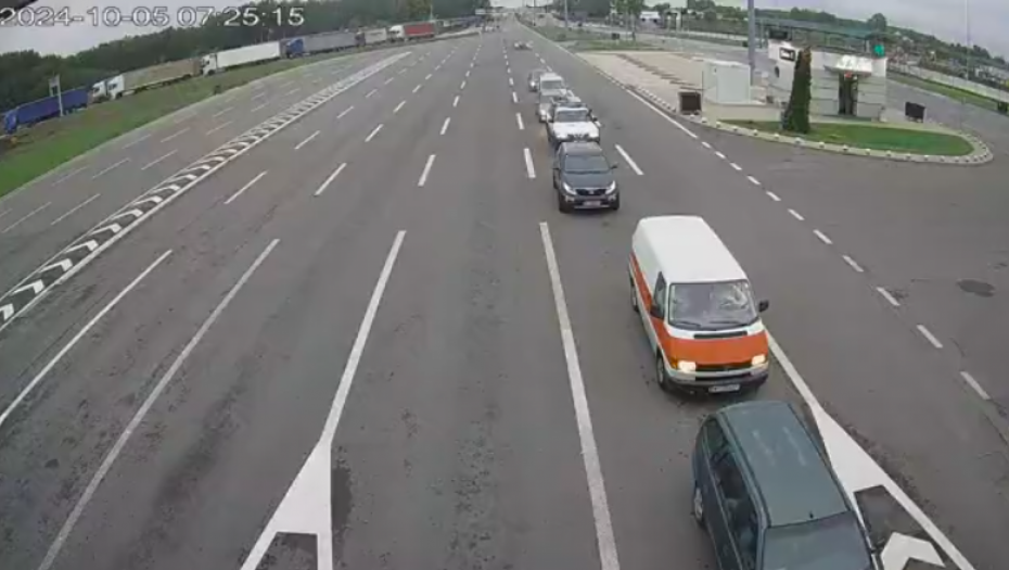 STANJE NA PUTEVIMA Teretna vozila na Batrovcima čekaju četiri sata (FOTO)
