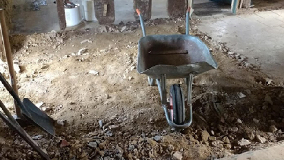 KUPILI STARU KUĆU, PA PRONAŠLI "TAJNI ŠTEK" Počeli da renoviraju zidove, a od onoga šta su našli u ciglama zastaje dah