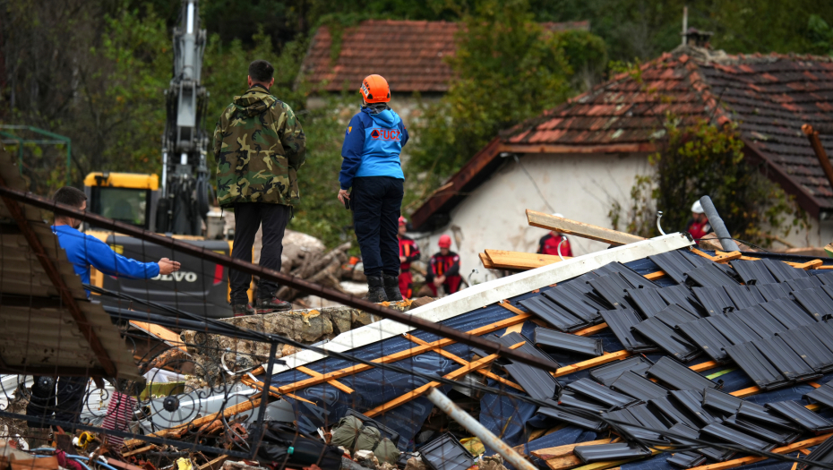 TRAGANJE ZA NESTALIMA SE NE ZAUSTAVLJA! Četvrti dan nakon jezivih poplava u BiH, pomoć stiže sa svih strana: U Jablanici NAJGORE stanje! (FOTO)