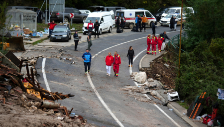 SABLASNE SCENE IZ JABLANICE DAN NAKON TRAGEDIJE KOJA IH JE ZADESILA: Ljudi stoje na ruševinama svojih kuća, automobili potopljeni, dok puteva nema (FOTO)