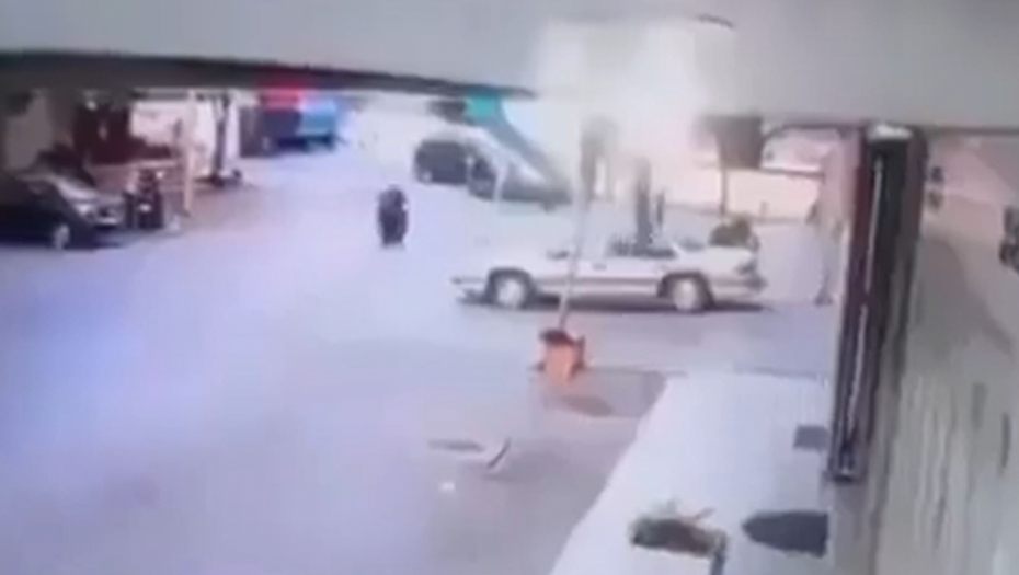 ŽENA PROLAZI NA MOTORU, A ONDA CELA ULICA NESTAJE Procureo snimak poslednjeg trenutka (VIDEO)