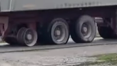 HAVARIJA U NAJAVI! Kamion bez gume na putu sa teretom: Građani BESNI! (VIDEO)