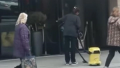 ŠTA TO RADITE, GOSPOĐO? Prolaznici u neverici gledali, snimak napravio buru na društvenim mrežama! (VIDEO)