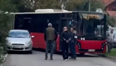 AUTOBUSI GSP STALI, SVE BLOKIRANO, NEMAJU KUDA! Vozač se bahato parkirao u Zemunu, gde je kazna za ovo? (VIDEO)