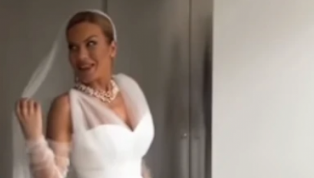 BIVŠI VERENIK JOJ PUCAO U GLAVU, A SADA UŽIVA NA MEDENOM MESECU SA MUŽEM Glumica pronašla sreću nakon traume koju je preživela!