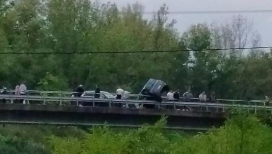 AUTOMOBIL VISI PREKO OGRADE MOSTA Stravične slike teške saobraćajne nesreće kod Bačkog Petrovca (FOTO)