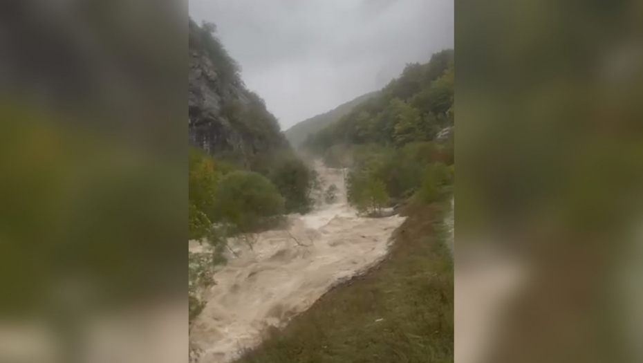 HAOS U CRNOJ GORI, NABUJALA  REKA ODNELA DVA MOSTA! Meštani nemaju ni struju, ni vodu, turisti zarobljeni! (FOTO)