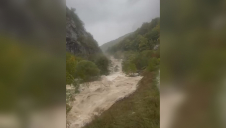 HAOS U CRNOJ GORI, NABUJALA  REKA ODNELA DVA MOSTA! Meštani nemaju ni struju, ni vodu, turisti zarobljeni! (FOTO)