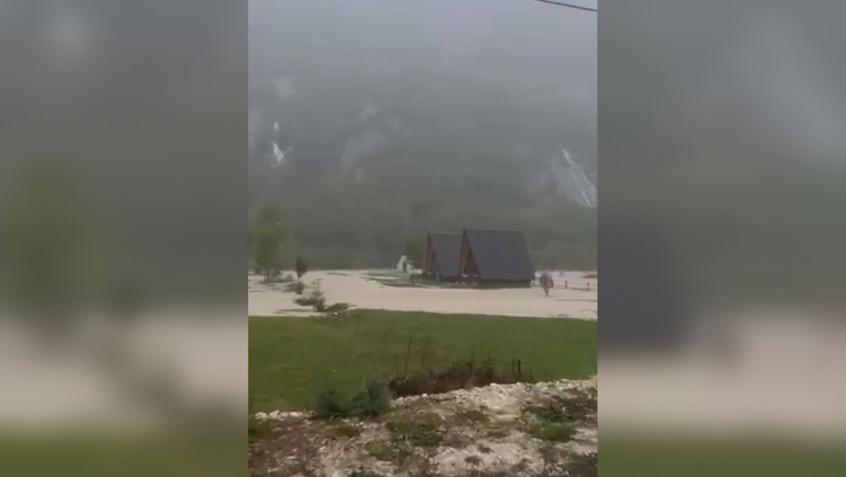 HITNO SE EVAKUIŠU LJUDI IZ POPLAVLJENE CRNE GORE Turisti moraju da beže PREKO VODE!