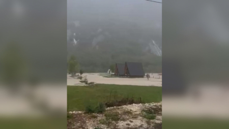 HITNO SE EVAKUIŠU LJUDI IZ POPLAVLJENE CRNE GORE Turisti moraju da beže PREKO VODE!
