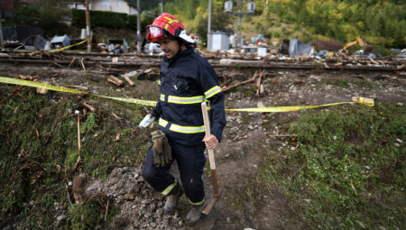 VATROGASCI SPASLI ČOVEKA KOJI JE UPAO U BUNAR DUBOK 8 METARA! Davao znake života kada je izvučen