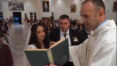 TAMAN ŠTO SU POŠLI DA IZGOVORE SUDBONOSNO DA, SVE JE PREKINUTO Urnebesni snimak nasmejao sve u crkvi, ona je rekla svoje