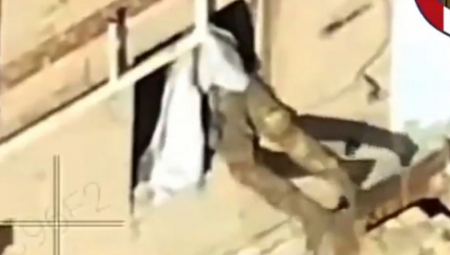 KAD TI JE SUĐENO Kamera snimila bizarnu smrt ruskog vojnika u Torecku (UZNEMIRAVAJUĆI SNIMAK)