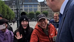 ODMAH PRIŠLI DA SE POZDRAVE Predsednik Vučić u Hamburgu naleteo na turiste iz Kine, Makedonije i Srbije (VIDEO)