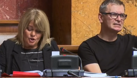 I ĆUTI DOSADNO DA SLUŠA SVOJU POSLANICU KAKO OBRAZLAŽE PREDLOG IMBECILNOG ZAKONA: Hoće da pusti muziku u Skupštini! (VIDEO)