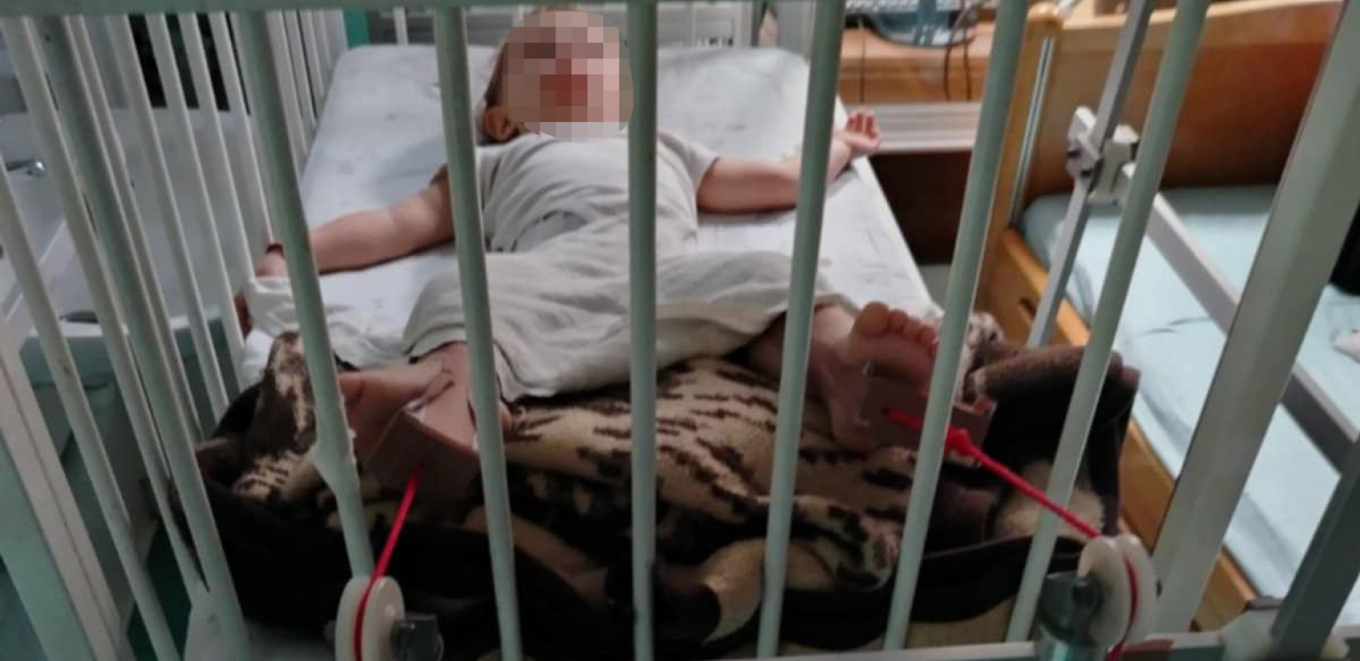 OTKRIVAMO! POTRESNA FOTOGRAFIJA IZ BOLNICE Ovo je beba koju je u Batajnici pokosio bahati vozač - malecku morali da vežu za krevet (FOTO)