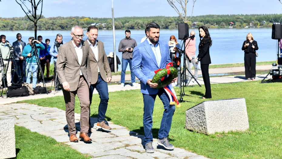 ŠAPIĆ POLOŽIO VENAC NA SPOMENIK BRANIOCIMA BEOGRADA: Ponosni na heroje odbrane našeg grada 1915. godine (FOTO)