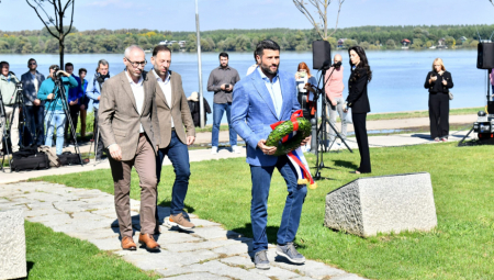 ŠAPIĆ POLOŽIO VENAC NA SPOMENIK BRANIOCIMA BEOGRADA: Ponosni na heroje odbrane našeg grada 1915. godine (FOTO)