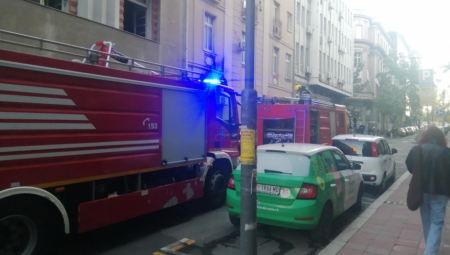 PRVI SNIMCI IZ VLAJKOVIĆEVE Vatrogasci stigli da gase požar, na licu mesta i policija (FOTO/VIDEO)