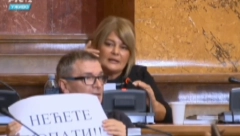 DA LI JE DO VINJAKA ILI VOLI KAMERU? Jovanović ometao svoju poslanicu, ona mu ljutito viknula: Ćuto!