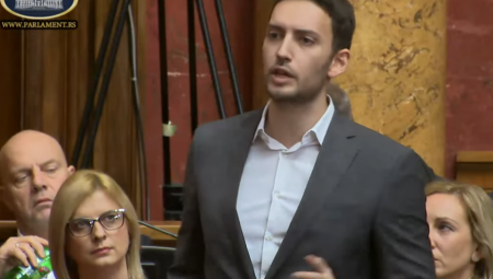 PAVLE GRBOVIĆ REKAO DA SU SRBI GENOCIDNI Sramne reči izgovorio usred Skupštine, Brnabić odmah reagovala