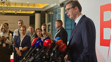 VUČIĆEVA KONFERENCIJA U TIVTU PRIVUKLA OGROMNO INTERESOVANJE MEDIJA Evo koliko novinara se okupilo zbog obraćanja srpskog predsednika