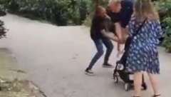 ČOVEK PRIŠAO PORODICI NA ULICI I OŠAMARIO DEVOJČICU (1) Ljudi u šoku gledaju ovaj snimak (VIDEO)
