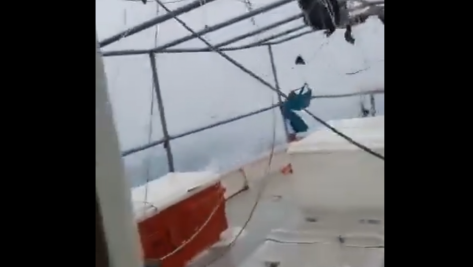 STRAVIČAN SNIMAK IZ MEKSIKA KRUŽI MREŽAMA! Ribari vode borbu sa uraganom Milton, prizor izaziva jezu! (VIDEO)