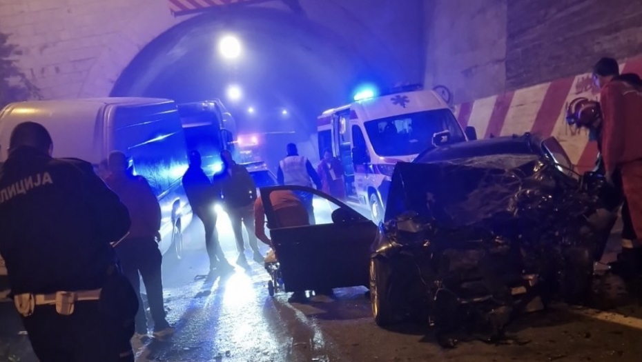 STRAVIČNA SCENA KOD LUČANSKOG TUNELA Troje povređeno, automobil potpuno smrskan (FOTO)