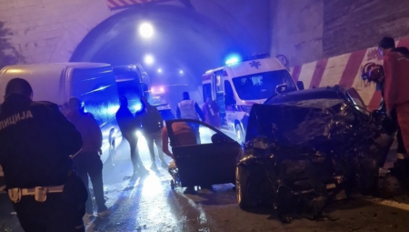 STRAVIČNA SCENA KOD LUČANSKOG TUNELA Troje povređeno, automobil potpuno smrskan (FOTO)