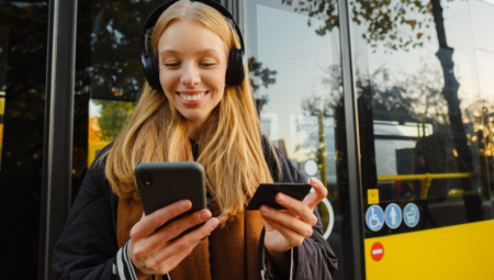 PRELAZAK ULICE SA SLUŠALICAMA Kao da žmurite! Šta se događa kada vozač čita poruke?