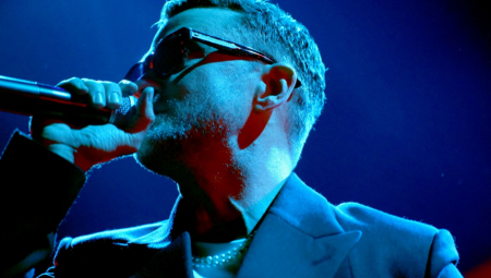 Slavni pevač hteo da joj peva, a ona ga nije ni primetila, jer je... Zbog ovoga će se kajati celi život, njena reakcija to i dokazuje