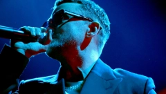 Slavni pevač hteo da joj peva, a ona ga nije ni primetila, jer je... Zbog ovoga će se kajati celi život, njena reakcija to i dokazuje