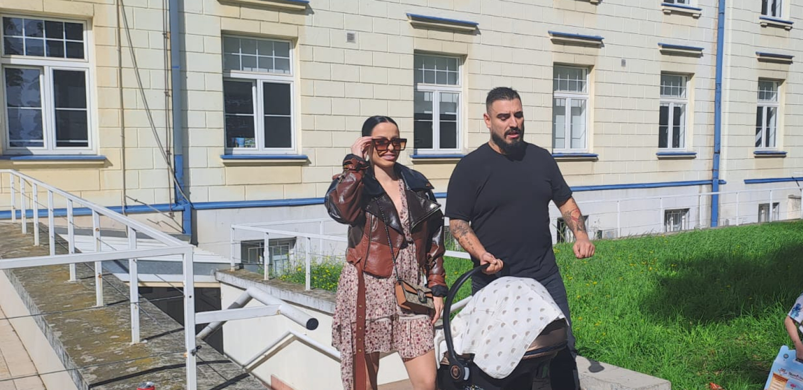 ŽENA DARKA LAZIĆA IZAŠLA IZ PORODILIŠTA Katarina blista u miniću, otkrila na koga liči beba