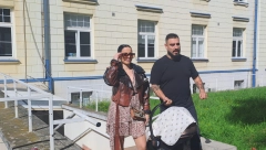 ŽENA DARKA LAZIĆA IZAŠLA IZ PORODILIŠTA Katarina blista u miniću, otkrila na koga liči beba