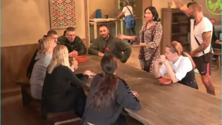 NAJŽEŠĆA SVAĐA NA FARMI DO SAD, PALE TEŠKE REČI! Nastao opšti haos na imanju, ne zna se ko koga više vređa!