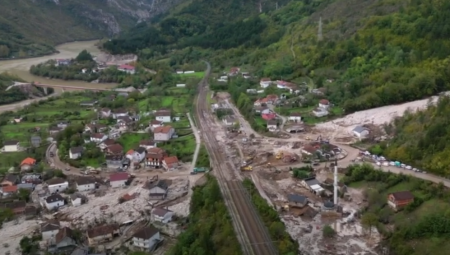 EVO KAKO IZGLEDA KAMENOLOM U DONJOJ JABLANICI NAKON POPLAVA! Traga se za nestalima, bageri stoje ukopani, scene ulivaju JEZU!(VIDEO)