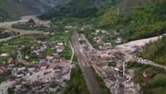 EVO KAKO IZGLEDA KAMENOLOM U DONJOJ JABLANICI NAKON POPLAVA! Traga se za nestalima, bageri stoje ukopani, scene ulivaju JEZU!(VIDEO)