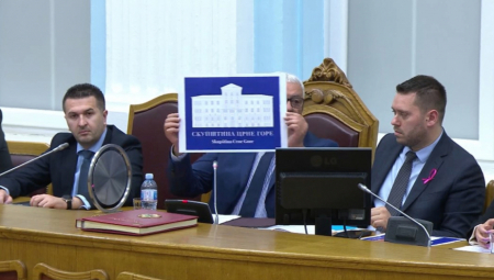 HAOS U CRNOGORSKOJ SKUPŠTINI! Oskar Huter optužio Aleksanda Vučića da je "kriv"za novi logo skupštine Crne Gore